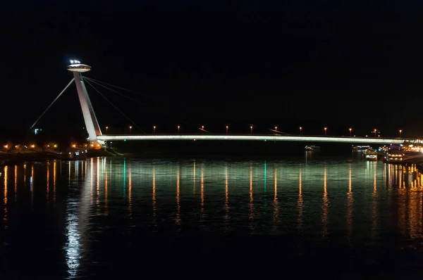Gece görüş ışıklı Snp Tuna Nehri üzerinde köprü. Bratislava, Slovakya
