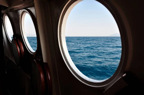 Porthole barco aberto com vista para o mar de perto Imagem De Stock