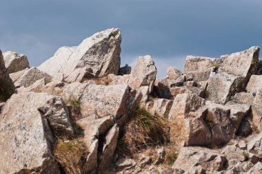 Yüksek dağlarda taşlar