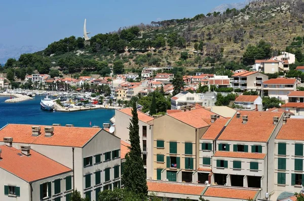 Vue d'oiseau de Podgora avec port et monument ailes de mouette Image En Vente