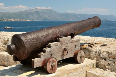 Ortaçağ kenti Korcula, Hırvatistan'daki eski kalede eski top