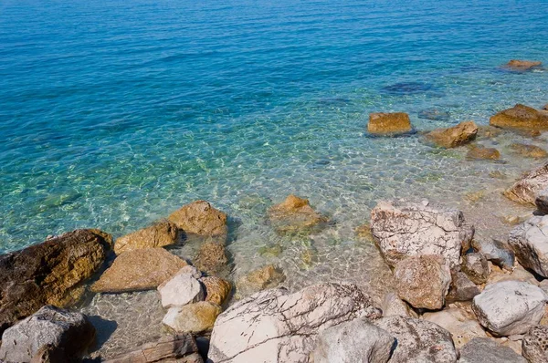 Hermosa playa con piedras grandes en Podgora, Croacia —  Fotos de Stock