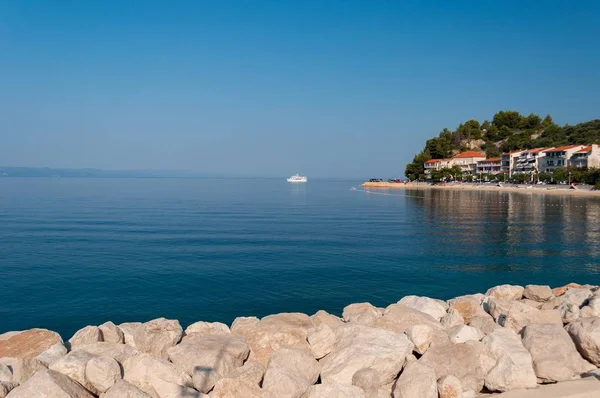Linea costiera con mare cristallino nel porto di Podgora-Caklje in Croazia — Foto Stock