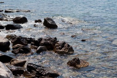Taşlarla sahilde dalga