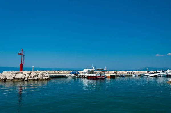 Porto di Tucepi con navi e faro. Croazia — Foto Stock