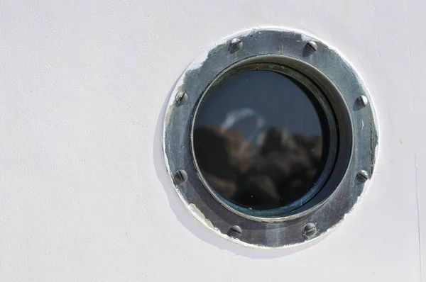 Patrijspoort in de witte romp van het passagiersschip — Stockfoto