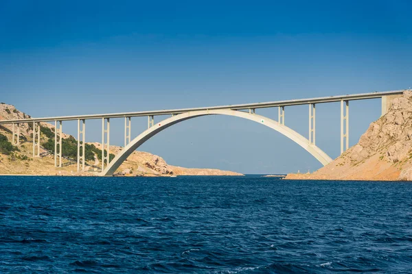 Güneşli bir yaz gününde Krk adasına giden köprü mavi gökyüzünün altında. Krk, Hırvatistan 'ın Adriyatik Denizi kıyısındaki büyük bir adadır. Seyahat arazisi
