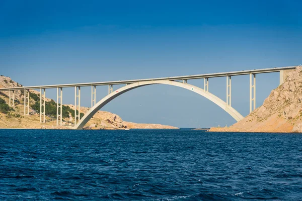 晴れた夏の日に青い空の下で島のクルクへの橋 クルク島はアドリア海のクロアチア沿岸の大きな島である 旅行風景 ロイヤリティフリーのストック写真