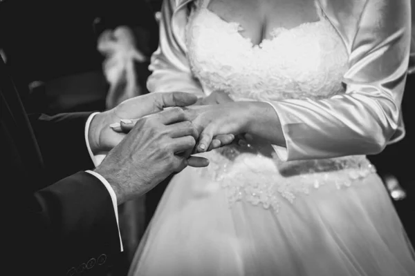 Damat Nikah Töreninde Nikah Yüzüğünü Gelin Parmağına Takıyor Siyah Beyaz — Stok fotoğraf