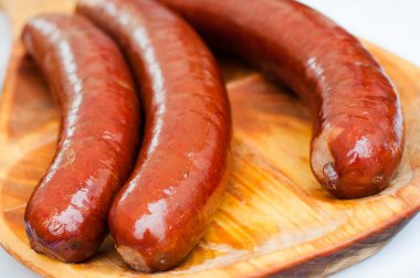 Taze sosis ızgarada kızartıldı.