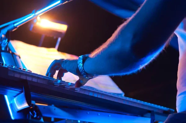 Konserde Piyano Çalan Bir Piyanist Eline Odaklan Telifsiz Stok Fotoğraflar