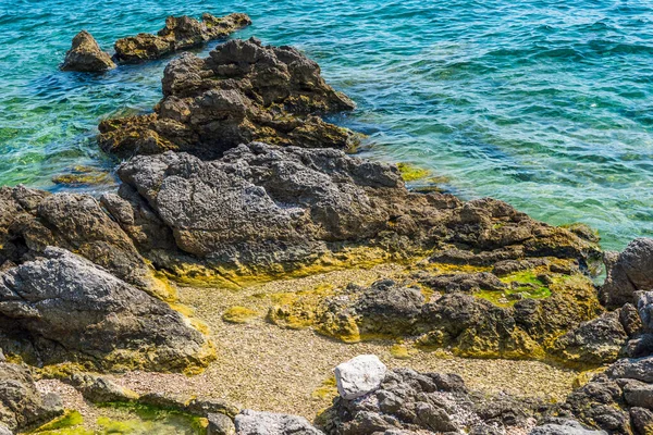 Increíble Playa Con Aguas Cristalinas Piedras Acantilados Ciudad Krk Ciudad —  Fotos de Stock