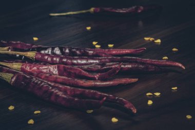 Ahşap masadaki çekirdekli kurutulmuş guajillo biberi kompozisyonu