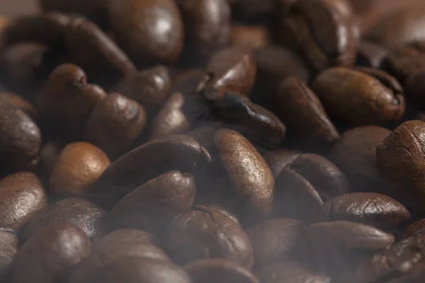 Ansatz für frisch geröstete Kaffeebohnen von oben Stockbild