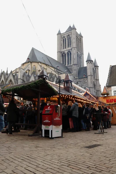 Publiek Shoppen Gentse Kerstmarkt Met Belfort Achtergrond Naast Sint Nicolaaskerk — Stockfoto