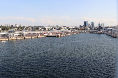 Tallinn, Estonya yakınlarındaki Baltık Denizi Limanı 'nda bir yaz gecesinde arka planda binalar. 