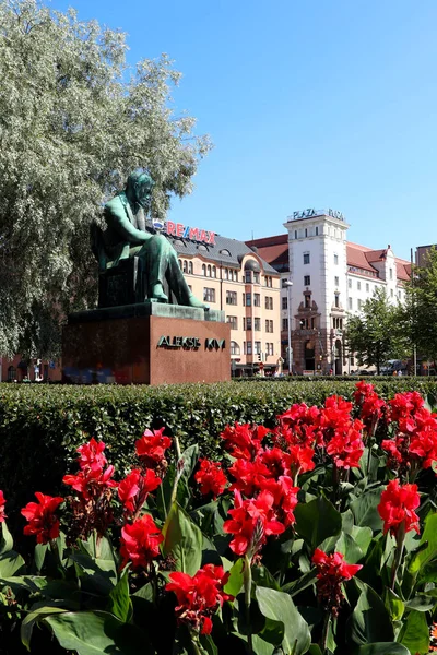 Μνημείο Aleksis Kivi Αφιερωμένο Στον Φινλανδό Συγγραφέα Είναι Χάλκινο Αγαλματίδιο — Φωτογραφία Αρχείου