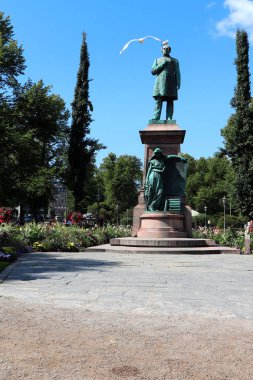 Johan Ludvig Runeberg 'in Helsinki, Finlandiya' daki Esplanadi Park 'taki heykeli. Runeberg, Finlandiya 'nın ulusal şairiydi ve Finlandiya Ulusal Anthen' ı besteledi.. 
