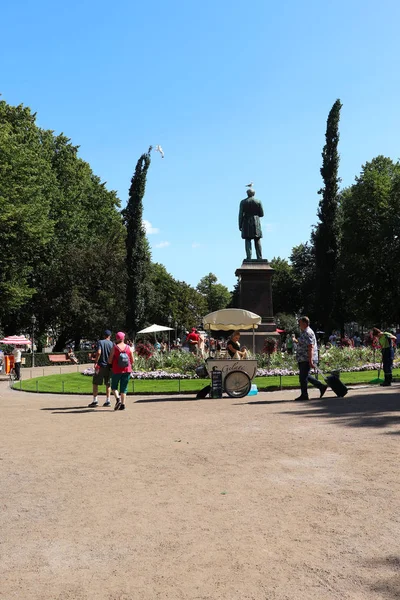 Menschen Spazieren Einem Heißen Sommertag Esplanadi Park Helsinki Finnland — Stockfoto