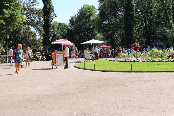 Gente Disfrutando Cálido Soleado Día Helsinki Finlandia Esplande Park — Foto de Stock