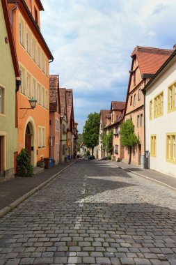 Rothenburg ob der Tabuer, Almanya - 7 Mayıs 2019 Rhotenburg 'da bir bahar günü gökyüzünde mavi gökyüzü ve beyaz bulutlarla.