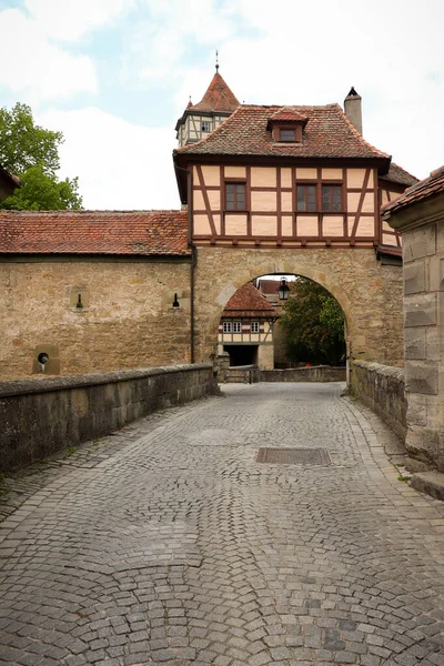 ドイツ ローテンブルクの城壁都市のアーチ型の入り口につながる道路 — ストック写真