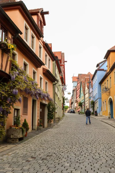 ドイツのローテンブルクにあるカラフルな家や花と石畳の道 — ストック写真