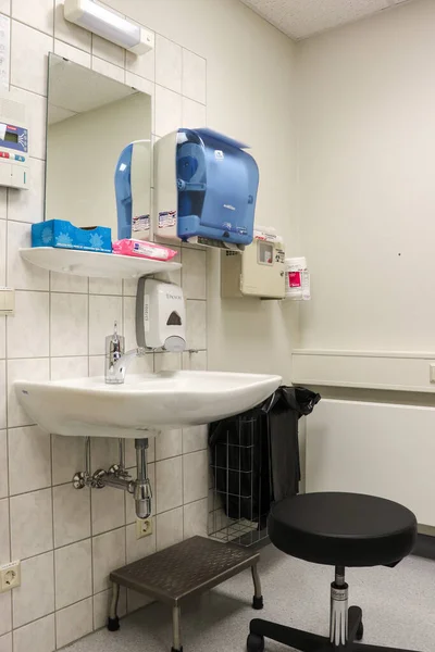 Kącik Pokoju Klinice Medycznej Niemczech Krzesłem Umywalką Lustrem — Zdjęcie stockowe