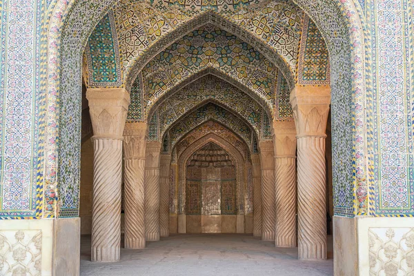 Shiraz bir caminin Vakil camiidir. Bu Cami 1751 ve 1773 arasında inşa edilmiştir. Vakil Karim Khan, Zand hanedanı kurucusu tarafından kullanılan başlık oldu regent anlamına gelir. Özellik açıklaması bu halka açık bir yerde için gerekli değildir.