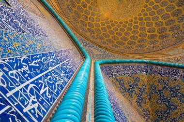 Şeyh Lütfullah Camii mimari Safevi İmparatorluğu döneminde inşa edilmiş İran mimarisinin başyapıtlarından biridir. Özellik açıklaması bu halka açık bir yerde için gerekli değildir.