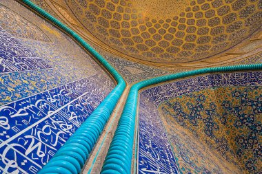 Şeyh Lütfullah Camii mimari Safevi İmparatorluğu döneminde inşa edilmiş İran mimarisinin başyapıtlarından biridir. Özellik açıklaması bu halka açık bir yerde için gerekli değildir.