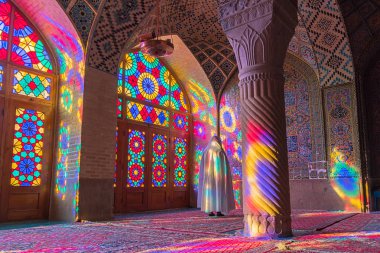 Nasır el-mülk Camii olarak da bilinen pembe Camisi Şiraz, İran'ın geleneksel bir camidir. Bu kaçar Iran egemenliğine yaptırılmıştır. Özellik açıklaması bu yer için gerekli değildir.