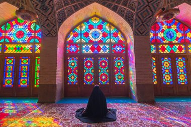 Nasır el-mülk Camii olarak da bilinen pembe Camisi Şiraz, İran'ın geleneksel bir camidir. Bu kaçar Iran egemenliğine yaptırılmıştır. Özellik açıklaması bu yer için gerekli değildir.