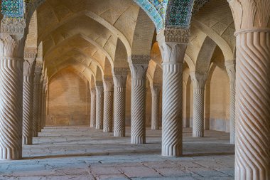 Shiraz bir caminin Vakil camiidir. Bu Cami 1751 ve 1773 arasında inşa edilmiştir. Vakil Karim Khan, Zand hanedanı kurucusu tarafından kullanılan başlık oldu regent anlamına gelir. Özellik açıklaması bu halka açık bir yerde için gerekli değildir.