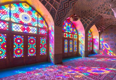 Nasır el-mülk Camii olarak da bilinen pembe Camisi Şiraz, İran'ın geleneksel bir camidir. Bu kaçar Iran egemenliğine yaptırılmıştır. Özellik açıklaması bu yer için gerekli değildir.