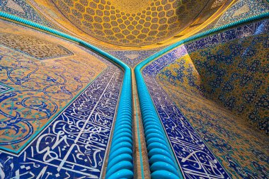 Şeyh Lütfullah Camii mimari Safevi İmparatorluğu döneminde inşa edilmiş İran mimarisinin başyapıtlarından biridir. Özellik açıklaması bu halka açık bir yerde için gerekli değildir.