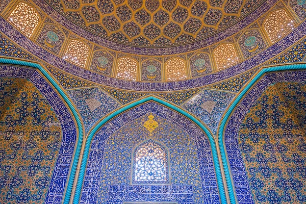 Şeyh Lütfullah Camii mimari Safevi İmparatorluğu döneminde inşa edilmiş İran mimarisinin başyapıtlarından biridir. Özellik açıklaması bu halka açık bir yerde için gerekli değildir.