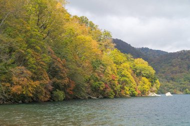 Nikko dağlar, bataklıklar ve göller gibi doğal konumlar çevrili doğal güzelliğiyle ünlüdür. Ayrıca yürüyüş veya trekking için sevenler için çok popüler. Bu fotoğraf sonbaharda vuruldu.