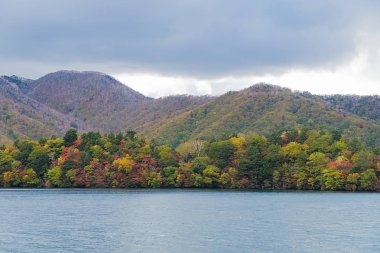 Lake Chuzenji Nikko şehir yukarıdaki dağlarda doğal bir göldür. Mount Nantai, kimin Erüpsiyonu aşağıda, böylece yaklaşık 20.000 yıl önce göl Chuzenji oluşturma Vadisi bloke Nikko'nın kutsal yanardağ eteklerinde yer alır. Bu fotoğraf