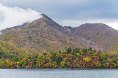Lake Chuzenji Nikko şehir yukarıdaki dağlarda doğal bir göldür. Mount Nantai, kimin Erüpsiyonu aşağıda, böylece yaklaşık 20.000 yıl önce göl Chuzenji oluşturma Vadisi bloke Nikko'nın kutsal yanardağ eteklerinde yer alır. Bu fotoğraf