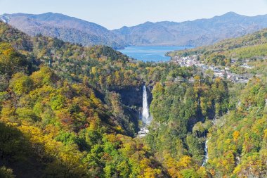 Akechidaira Yaylası artan Irohazaka dolambaçlı yol üstündedir. Plato üzerine Irohazaka ve Kurtlar Vadisi Guzel manzaralar sunan ücretsiz gözlem alanı bulunan bir park yeri vardır. Sonbahar sırasında bu pop olur
