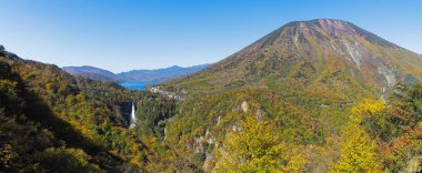 Akechidaira Plateau is located near the top of the ascending Irohazaka Winding Road. At the plateau, there is a parking lot with a free observation area that offers nice views onto the Irohazaka and the valley below. During autumn, this becomes a pop clipart