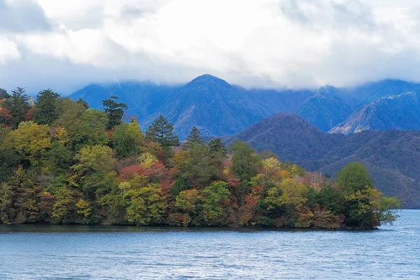 Lake Chuzenji Nikko şehir yukarıdaki dağlarda doğal bir göldür. Mount Nantai, kimin Erüpsiyonu aşağıda, böylece yaklaşık 20.000 yıl önce göl Chuzenji oluşturma Vadisi bloke Nikko'nın kutsal yanardağ eteklerinde yer alır. Bu fotoğraf