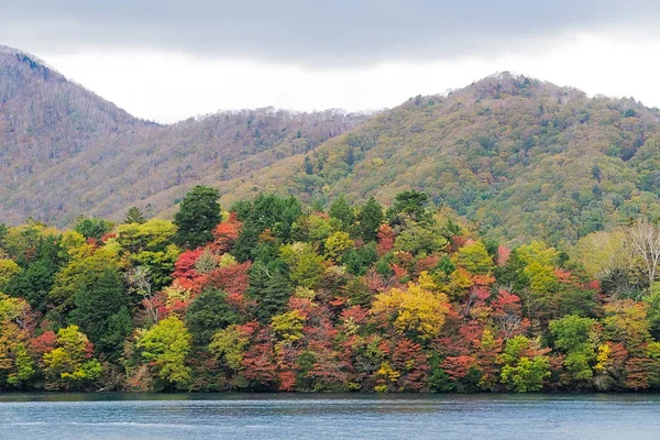 Lake Chuzenji Nikko şehir yukarıdaki dağlarda doğal bir göldür. Mount Nantai, kimin Erüpsiyonu aşağıda, böylece yaklaşık 20.000 yıl önce göl Chuzenji oluşturma Vadisi bloke Nikko'nın kutsal yanardağ eteklerinde yer alır. Bu fotoğraf