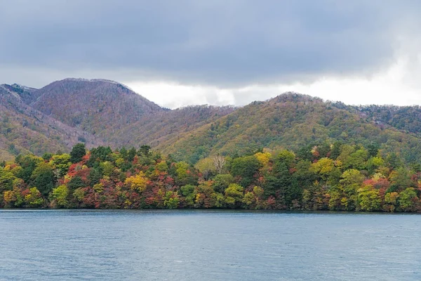 Lake Chuzenji Nikko şehir yukarıdaki dağlarda doğal bir göldür. Mount Nantai, kimin Erüpsiyonu aşağıda, böylece yaklaşık 20.000 yıl önce göl Chuzenji oluşturma Vadisi bloke Nikko'nın kutsal yanardağ eteklerinde yer alır. Bu fotoğraf