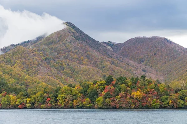 Lake Chuzenji Nikko şehir yukarıdaki dağlarda doğal bir göldür. Mount Nantai, kimin Erüpsiyonu aşağıda, böylece yaklaşık 20.000 yıl önce göl Chuzenji oluşturma Vadisi bloke Nikko'nın kutsal yanardağ eteklerinde yer alır. Bu fotoğraf