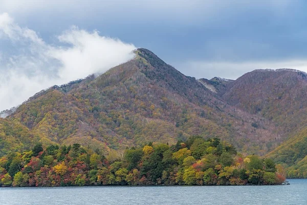 Lake Chuzenji Nikko şehir yukarıdaki dağlarda doğal bir göldür. Mount Nantai, kimin Erüpsiyonu aşağıda, böylece yaklaşık 20.000 yıl önce göl Chuzenji oluşturma Vadisi bloke Nikko'nın kutsal yanardağ eteklerinde yer alır. Bu fotoğraf