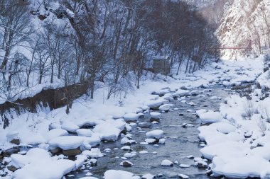 Jozankei Onsen Toyohira nehir yüksek kayalıklarla arasında Shikotsu-Toya Milli Parkı içinde yer alır. Şehrin merkezi Sapporo, yapım o bir popüler yan gezi şehrin dışında sadece bir saat sürüyor. Kurulmasını için en popüler yerlerden biri
