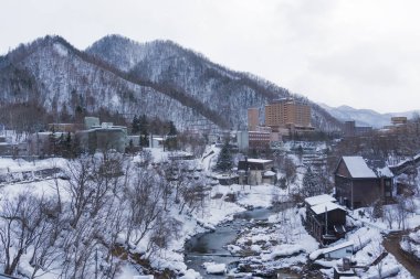 Jozankei Onsen Toyohira nehir yüksek kayalıklarla arasında Shikotsu-Toya Milli Parkı içinde yer alır. Şehrin merkezi Sapporo, yapım o bir popüler yan gezi şehrin dışında sadece bir saat sürüyor. Kurulmasını için en popüler yerlerden biri