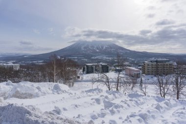 Niseko kasabası Hokkaido tacındaki mücevherlerden biridir ve şu anda atıl bir yanardağ olan etkileyici Yotei Dağı'nın dibinde yer almaktadır..